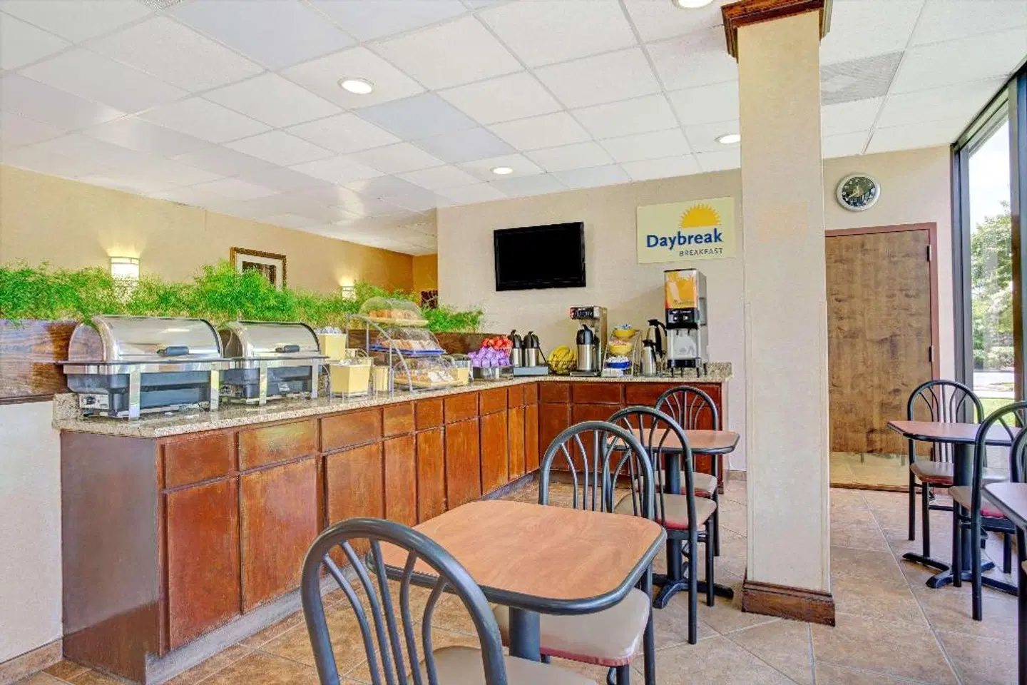 Days Inn by Wyndham Hampton Near Coliseum Convention Center Bar