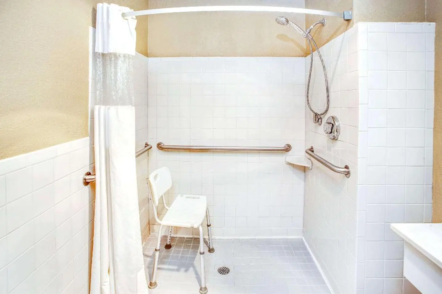 Days Inn by Wyndham Kennesaw Badezimmer