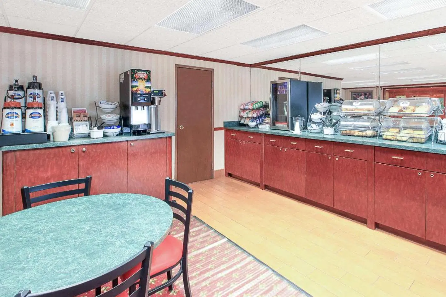 Baymont by Wyndham Flint Bar