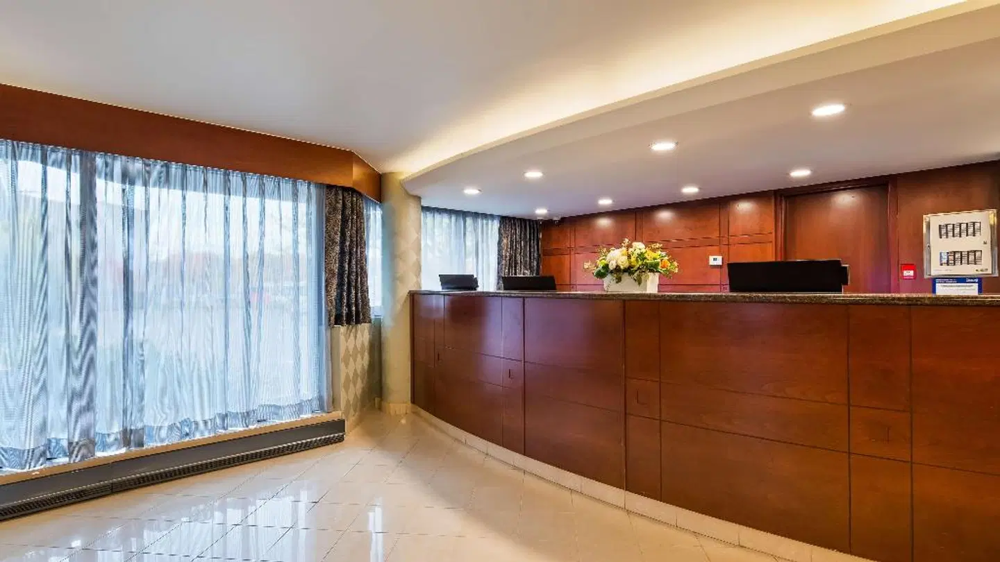 Best Western Plus Ottawa City Centre Bar