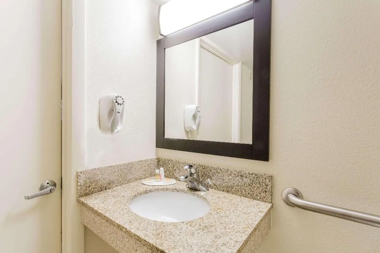 Days Inn by Wyndham Camp Springs/Andrews AFB DC Area Badezimmer