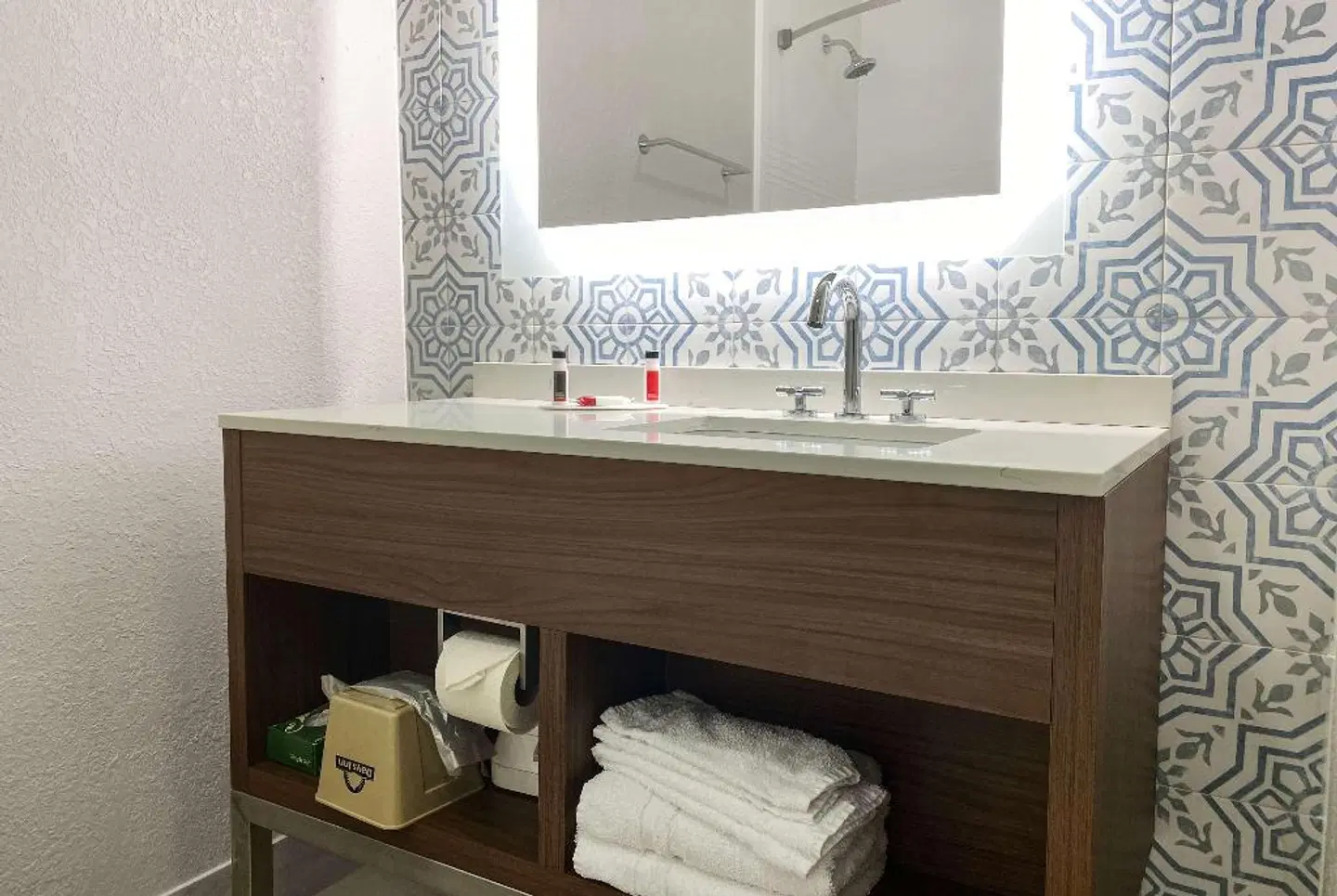 Days Inn & Suites by Wyndham Norcross ROOM_EXAMPLE