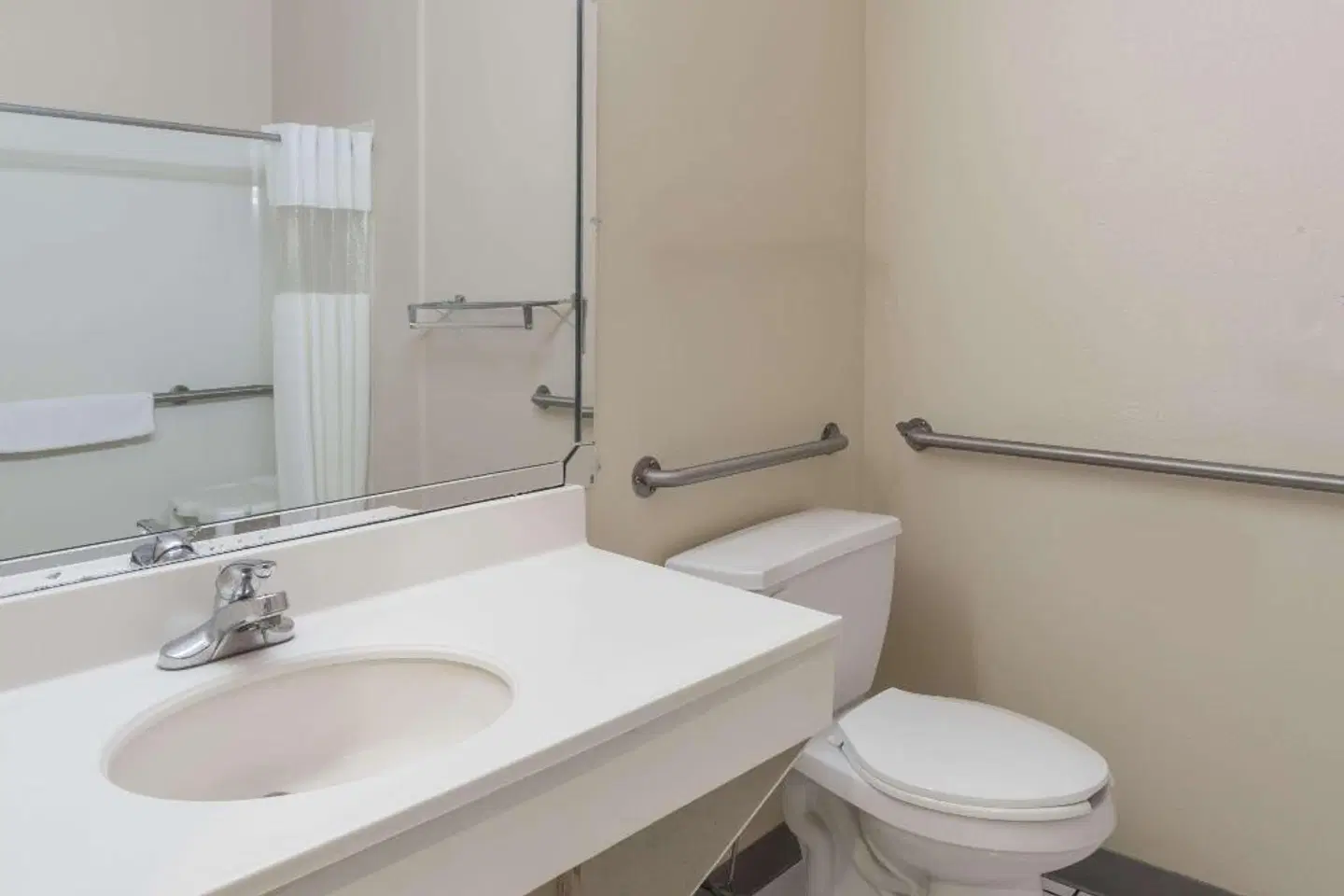 Days Inn & Suites by Wyndham of Morris Badezimmer