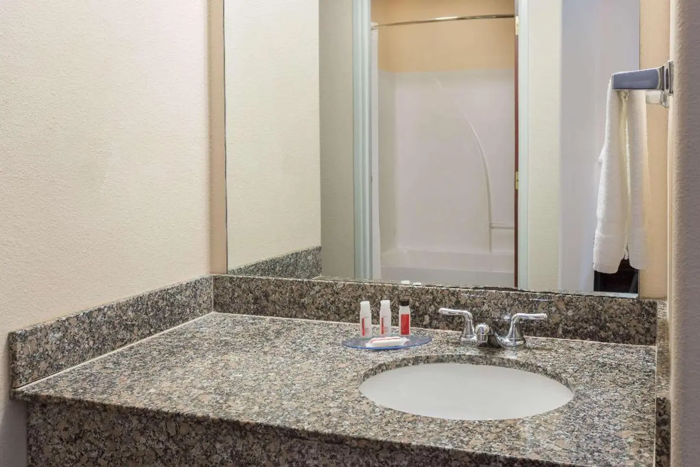 Days Inn & Suites by Wyndham Eunice Badezimmer