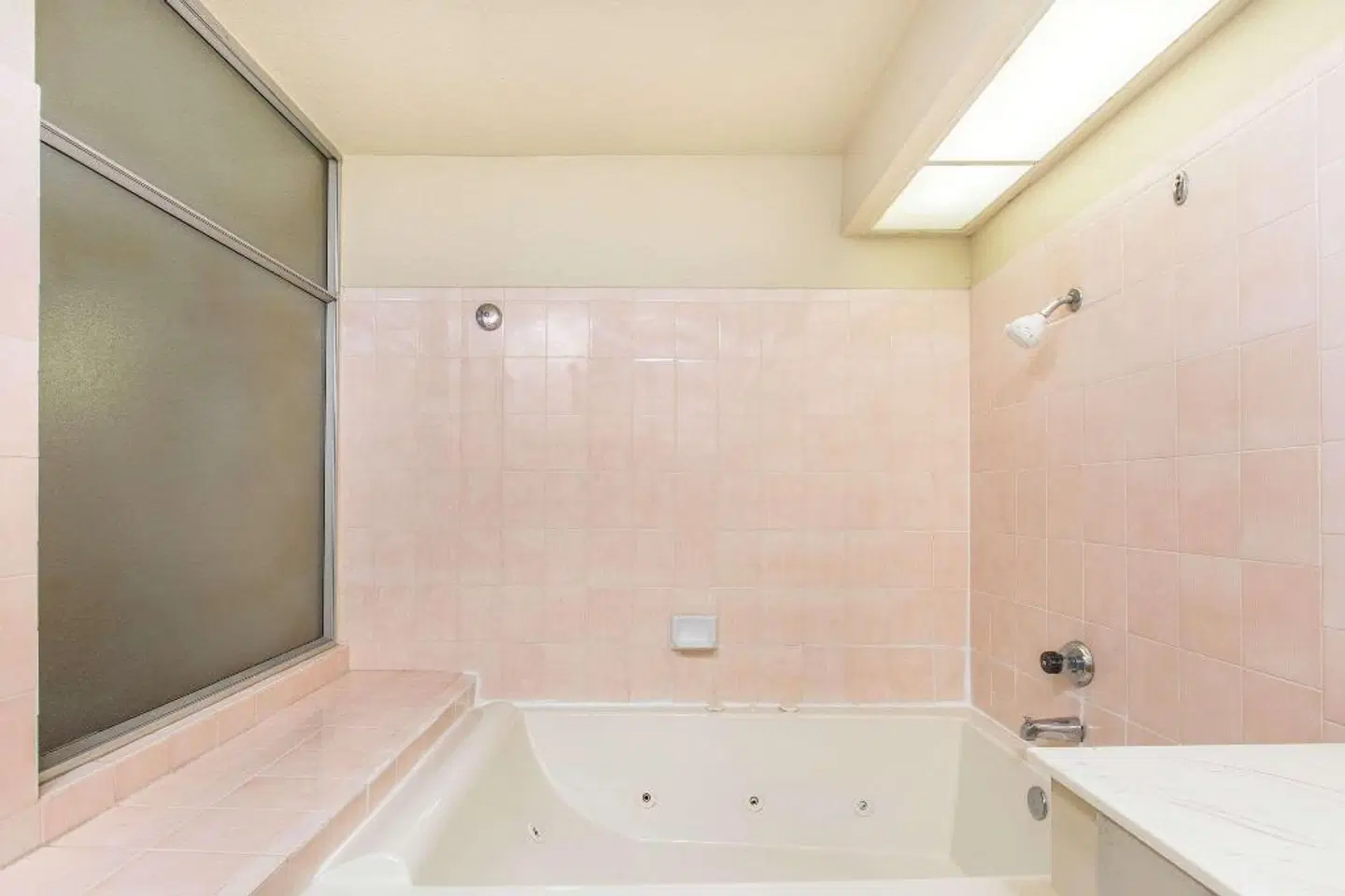 Days Inn by Wyndham Near City Of Hope Badezimmer