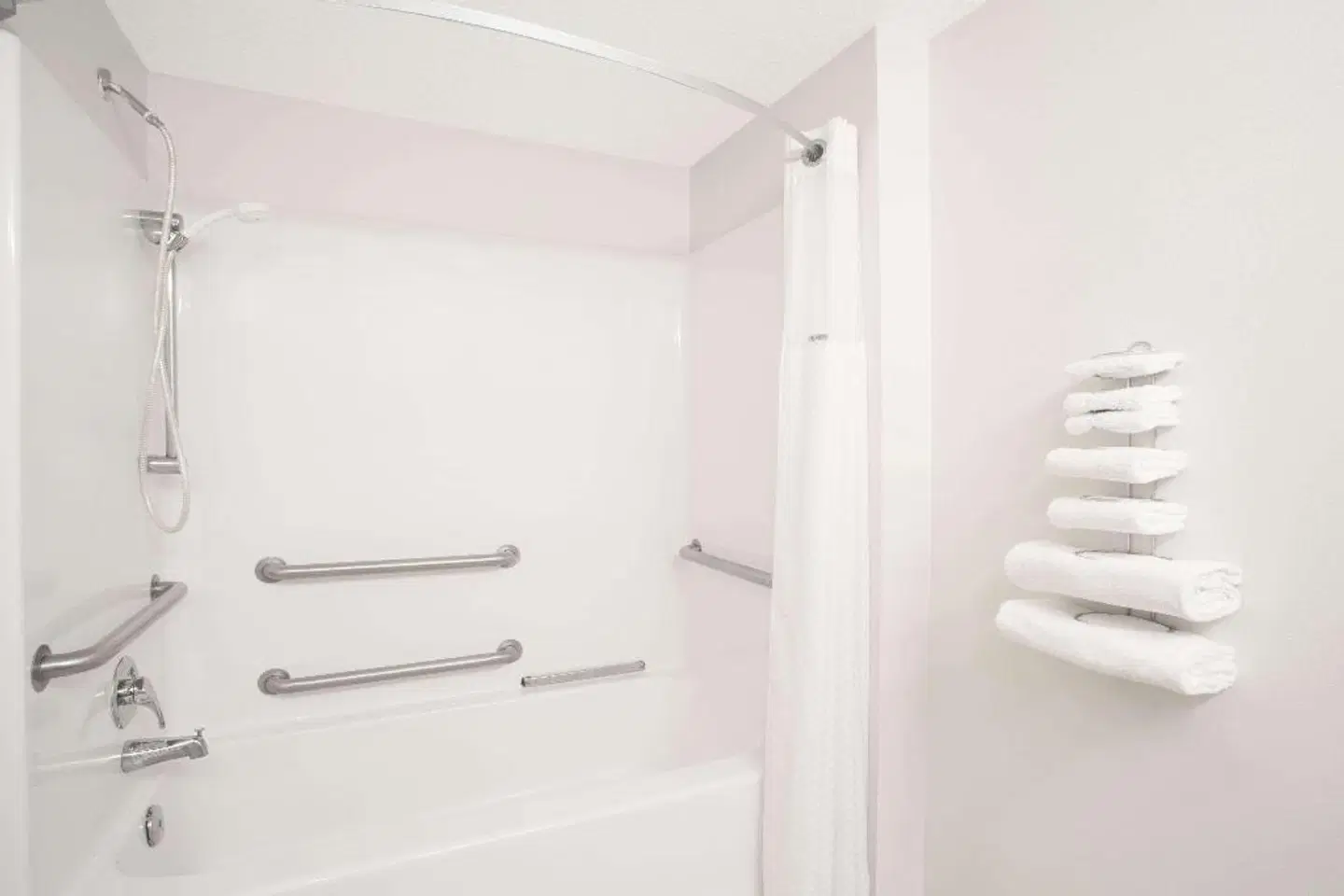 Days Inn by Wyndham Custer Badezimmer