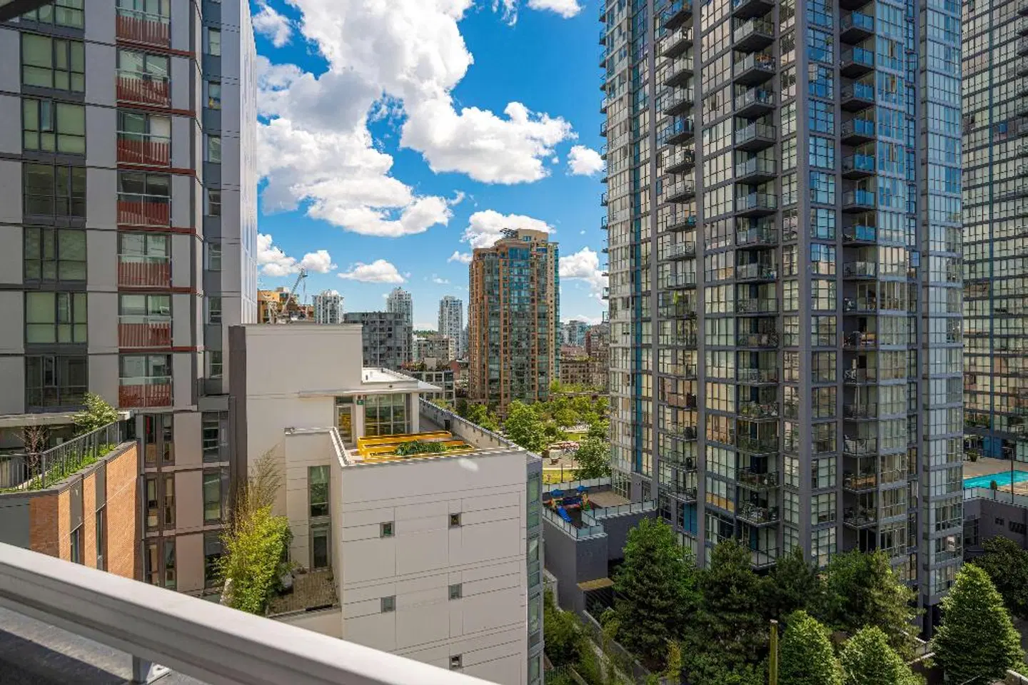 The Best Western Premier Chateau Granville Hotel & Suites EXTERIOR