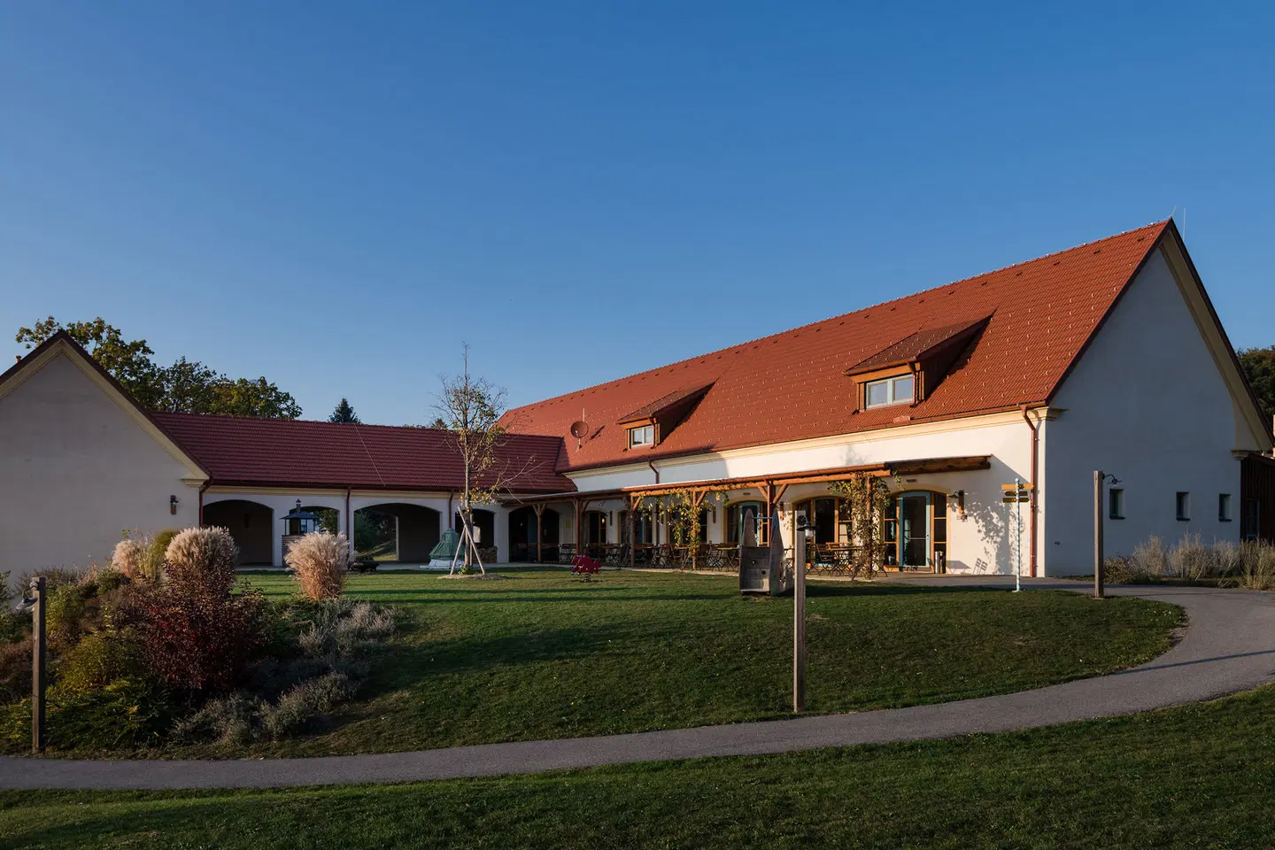 Jufa Neutal EXTERIOR