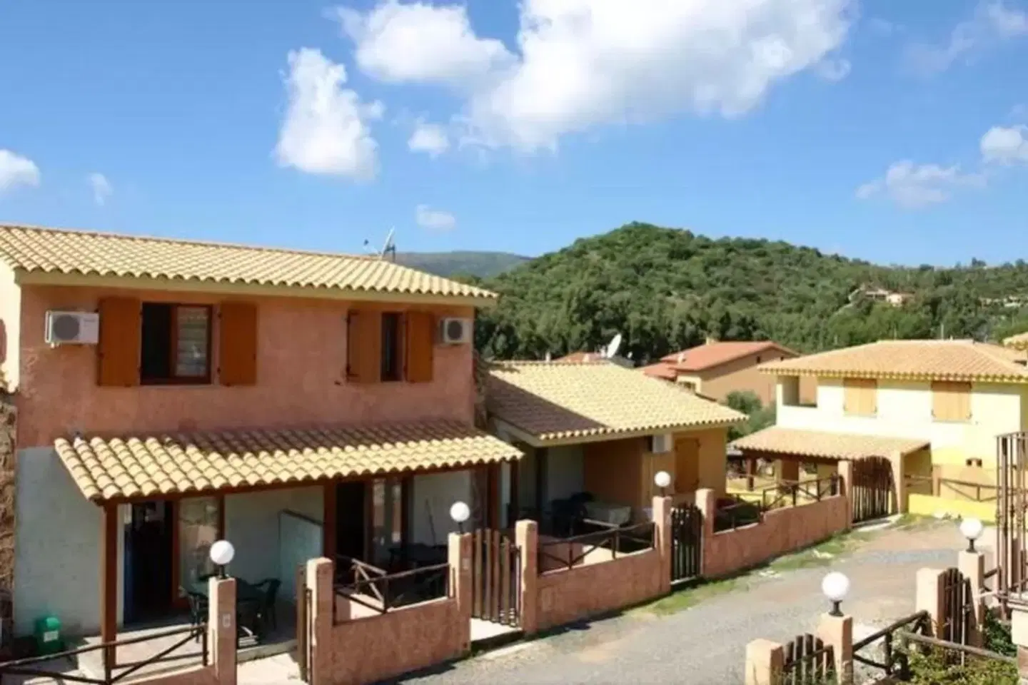 Le Domus De Chia EXTERIOR