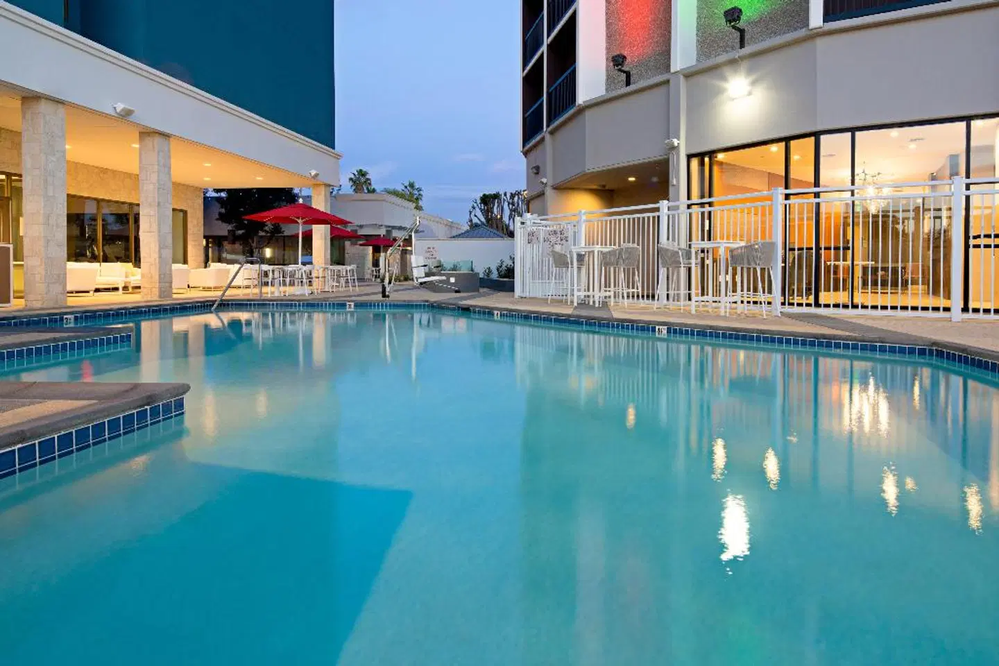 Holiday Inn Long Beach Airport OUTDOOR_POOL