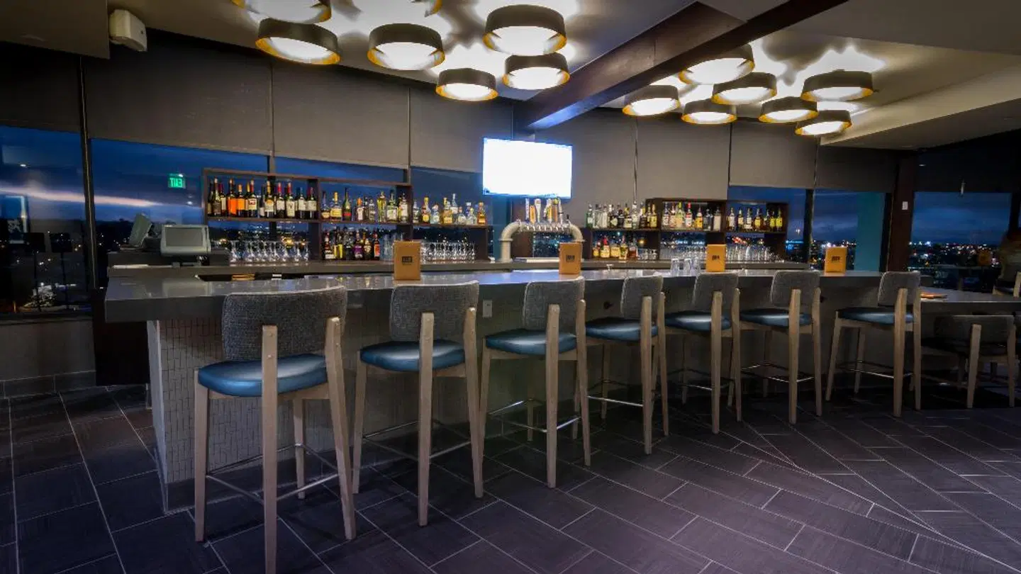 Holiday Inn Long Beach Airport Bar