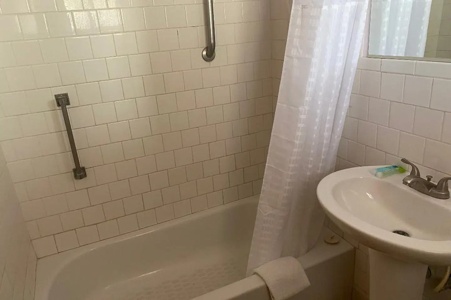 Desert Grove Inn and Suites Badezimmer