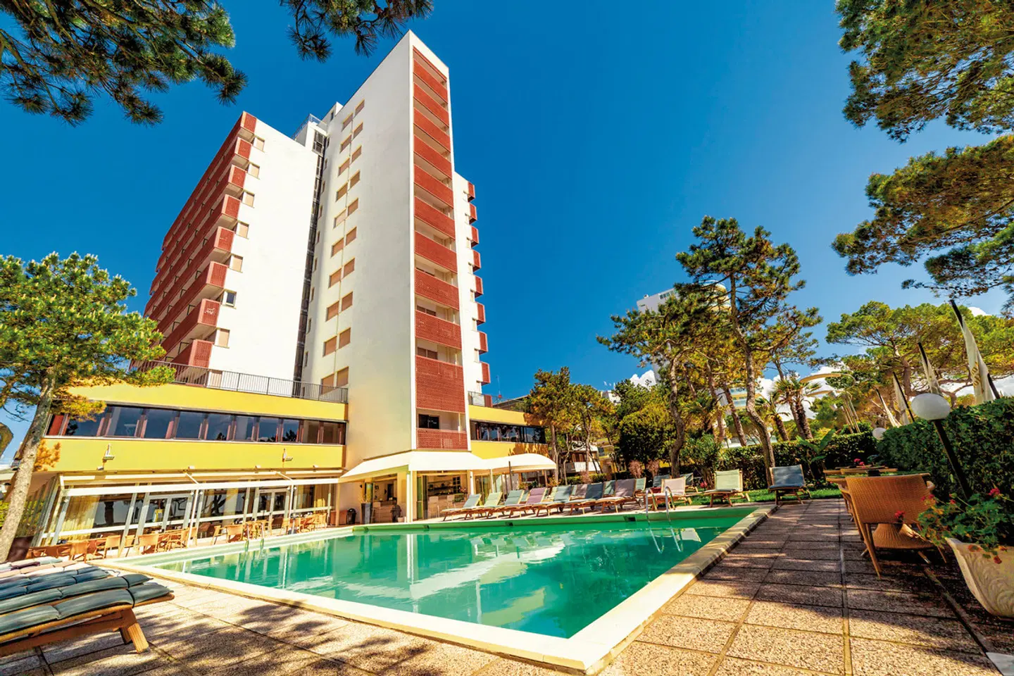 American OUTDOOR_POOL