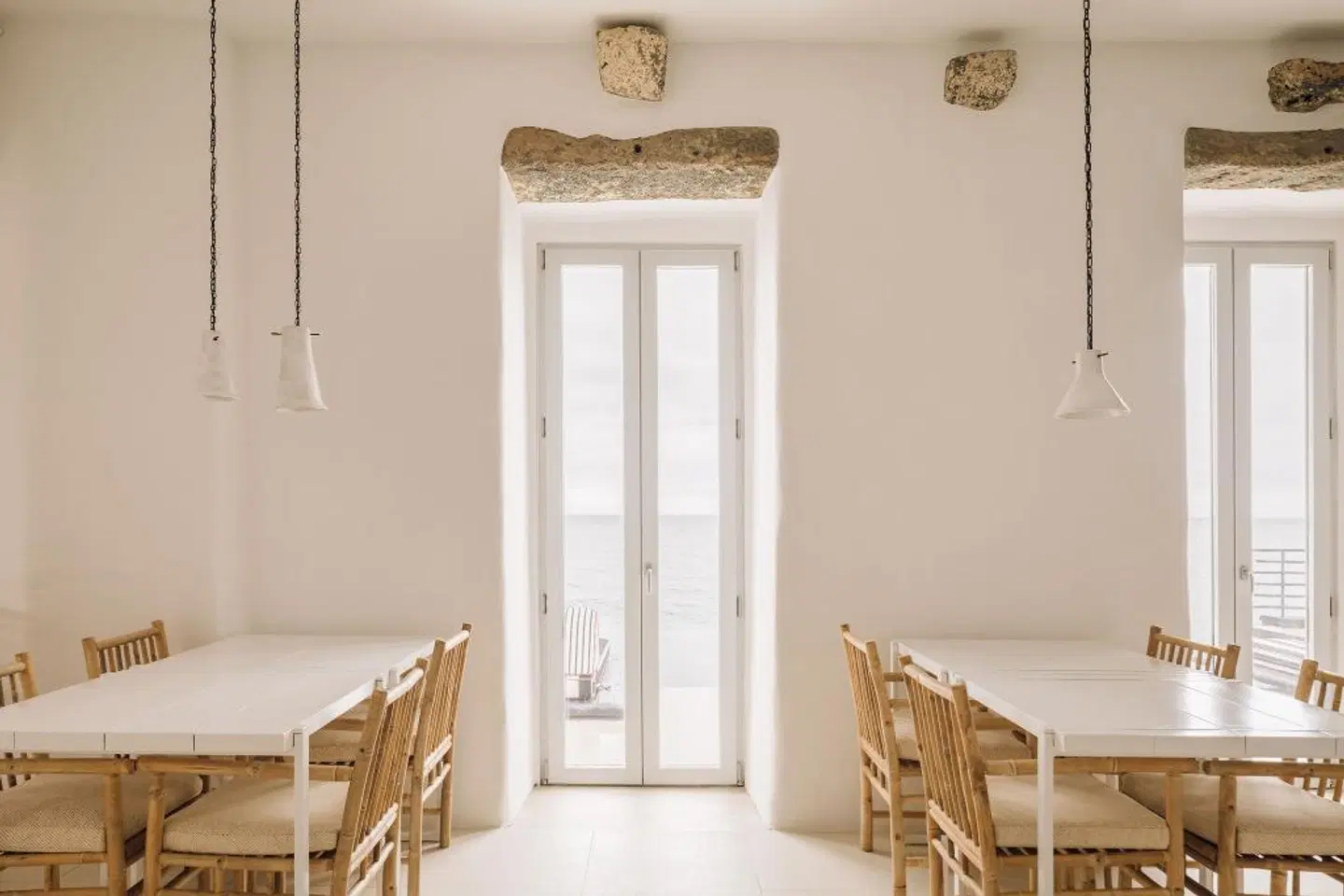 White Exclusive Suites & Villas Bar