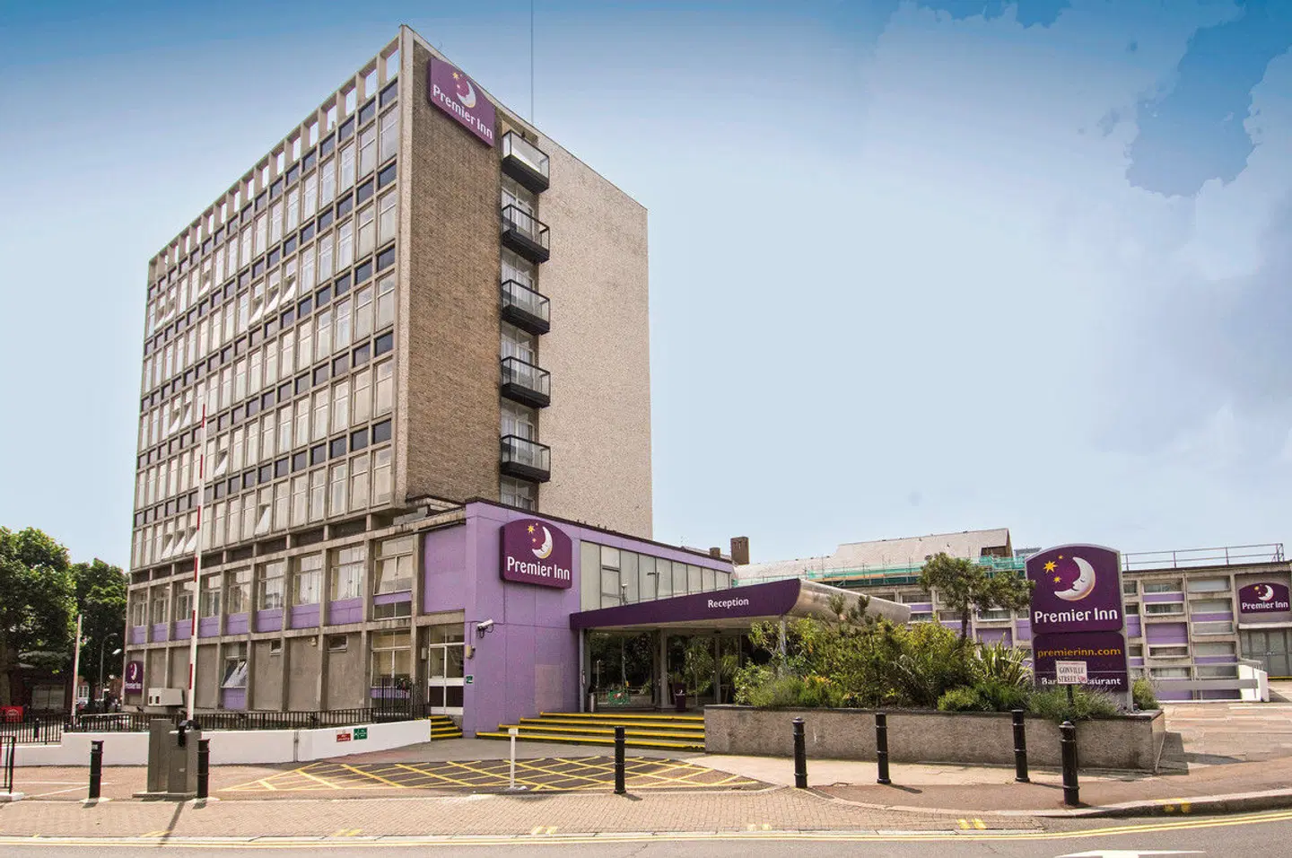 Premier Inn London Putney Bridge Hotel EXTERIOR