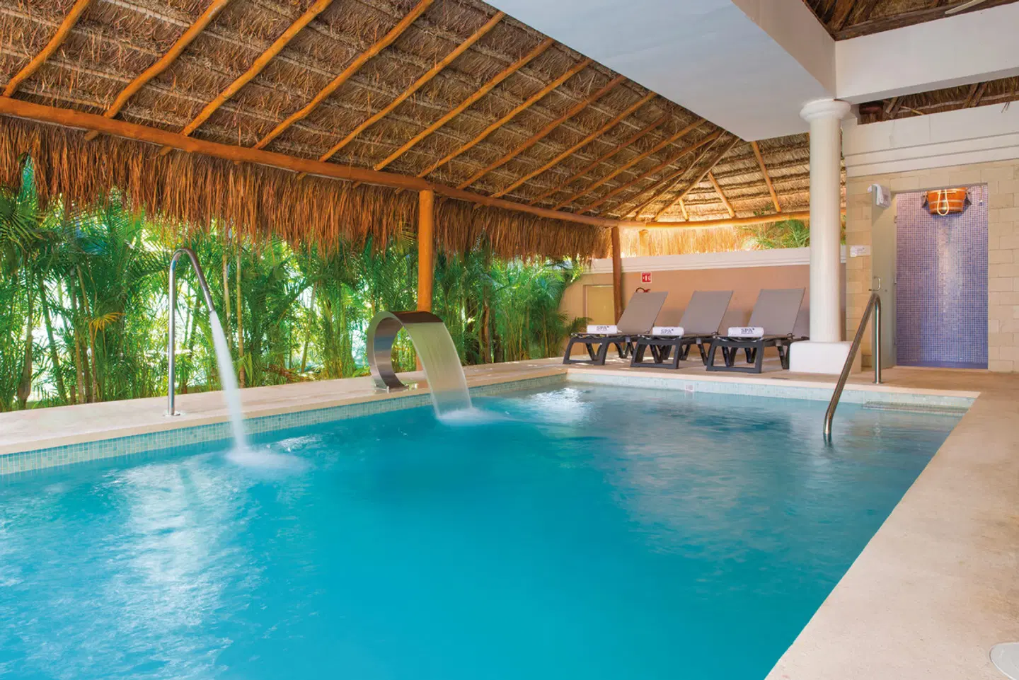 Iberostar Waves Quetzal Hallenbad