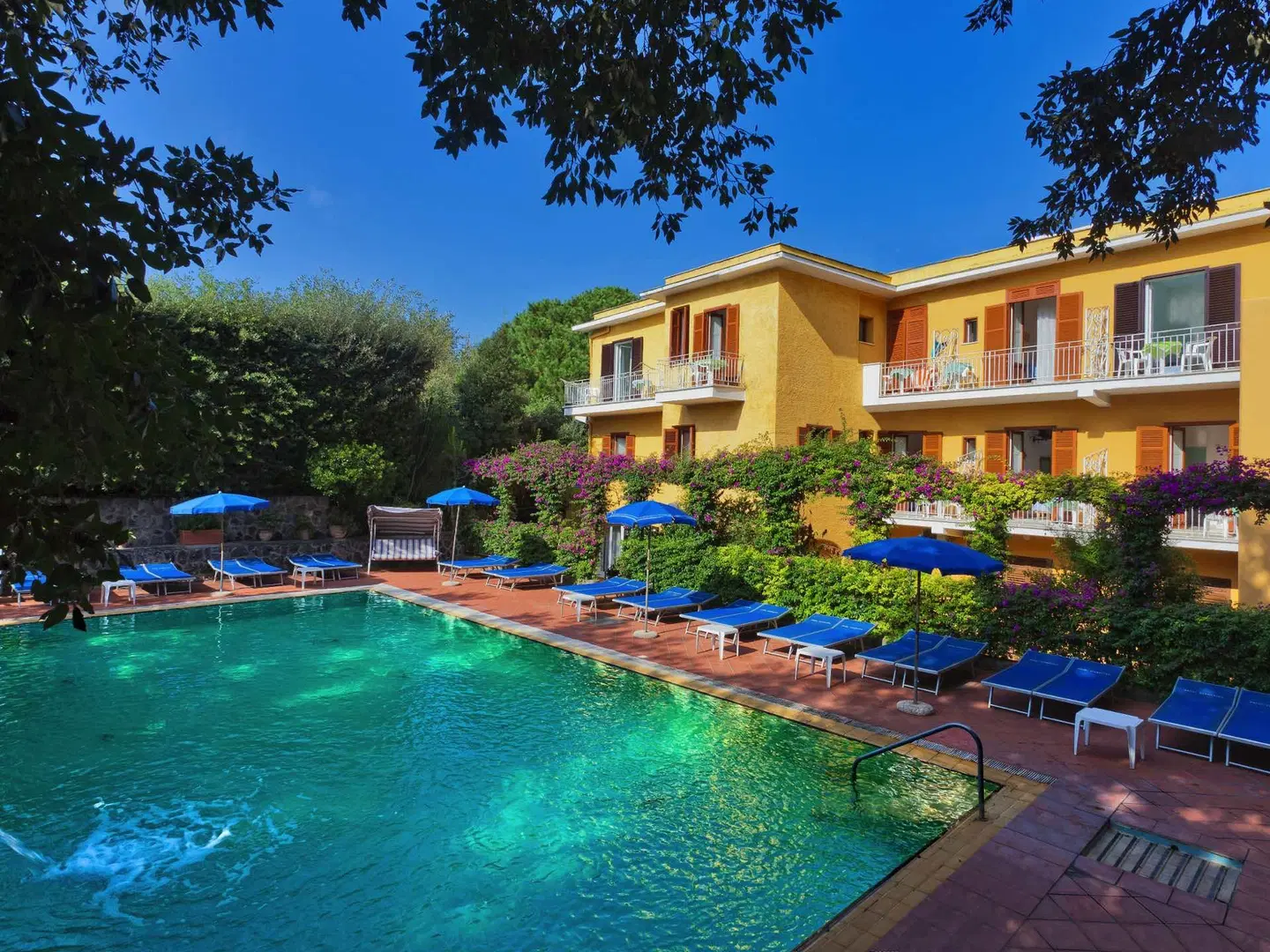 Cleopatra OUTDOOR_POOL