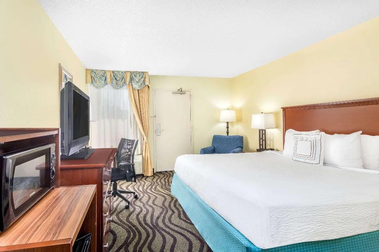 Baymont by Wyndham Savannah Midtown ROOM_EXAMPLE