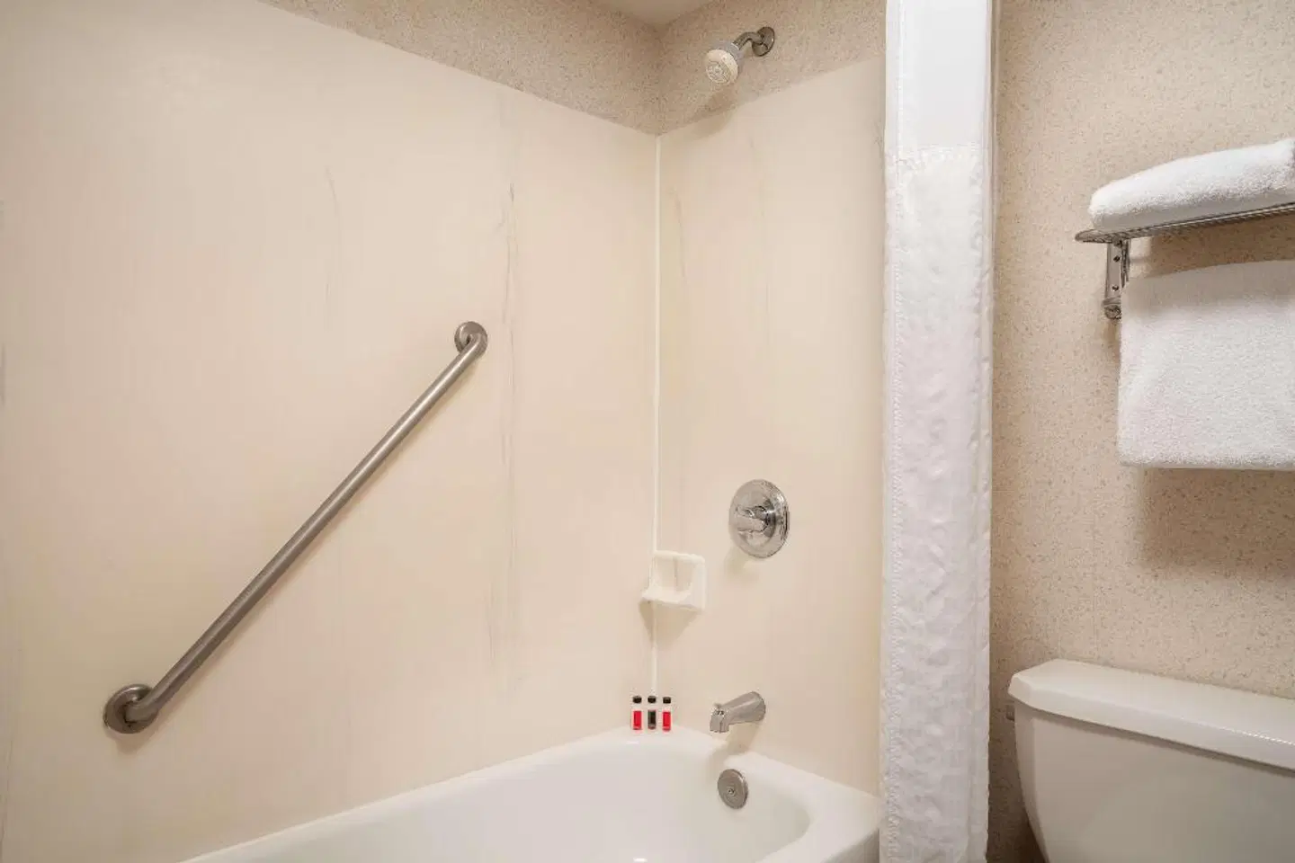 Days Inn & Suites by Wyndham Denver International Airport Badezimmer