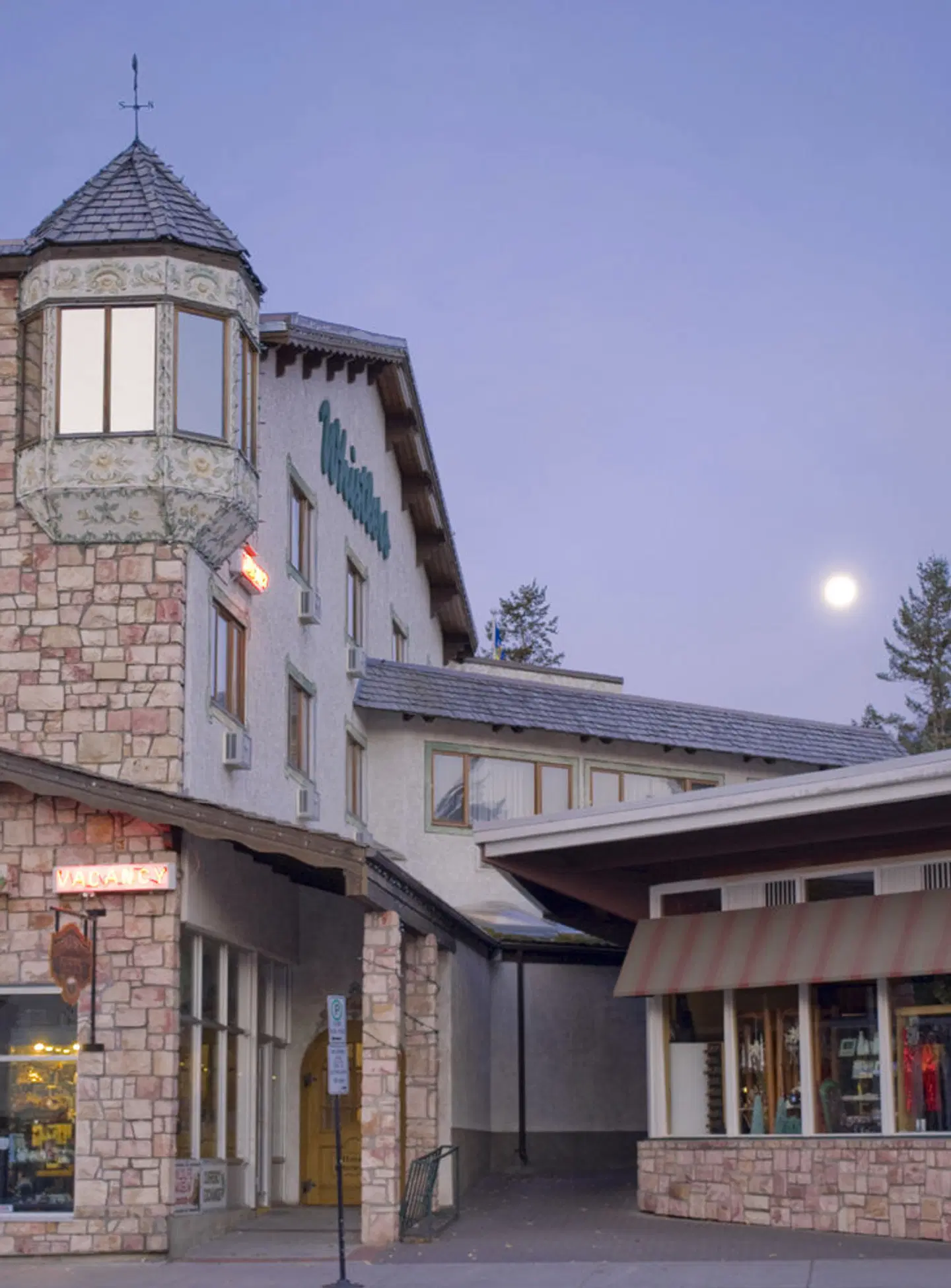 Whistler's Inn EXTERIOR