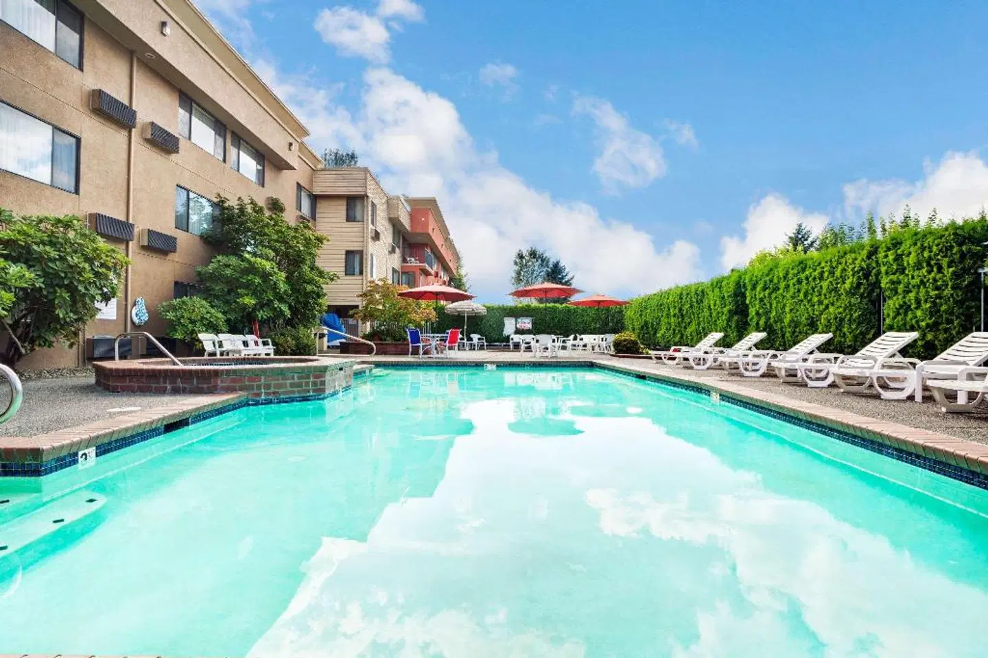 Ramada by Wyndham Tukwila Southcenter OUTDOOR_POOL