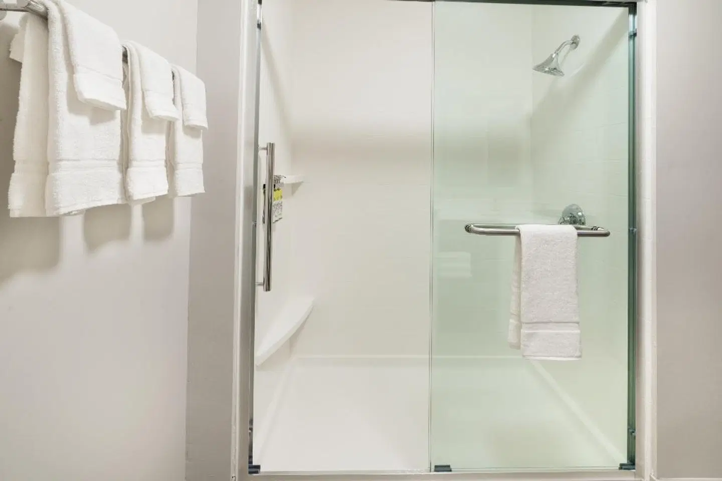 Holiday Inn Express & Suites Lake Havasu - London Bridge Badezimmer