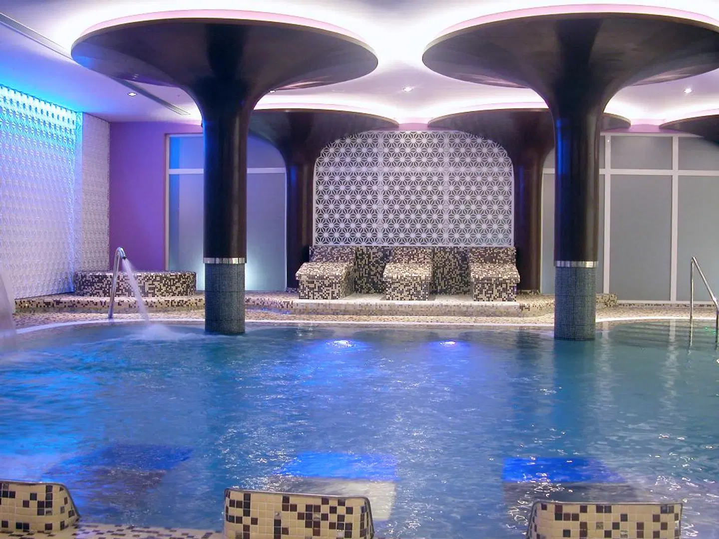 Beatriz Albacete OUTDOOR_POOL