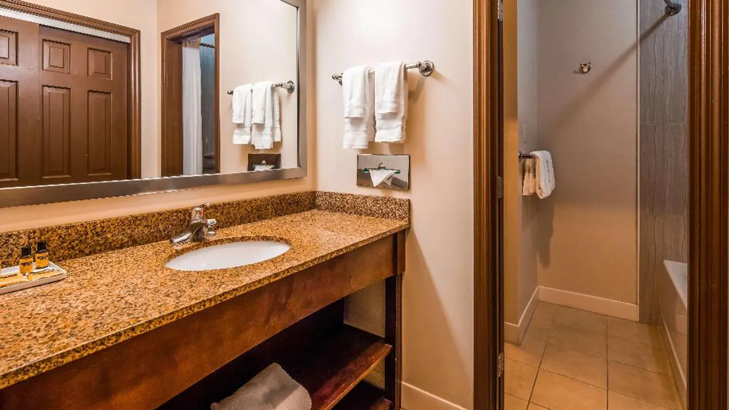 Best Western Plus The Inn & Suites at the Falls Badezimmer