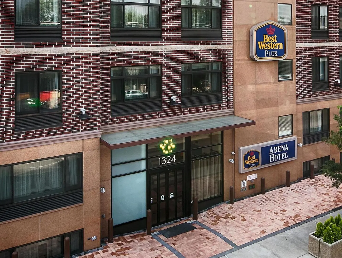 Best Western PLUS Arena Hotel EXTERIOR