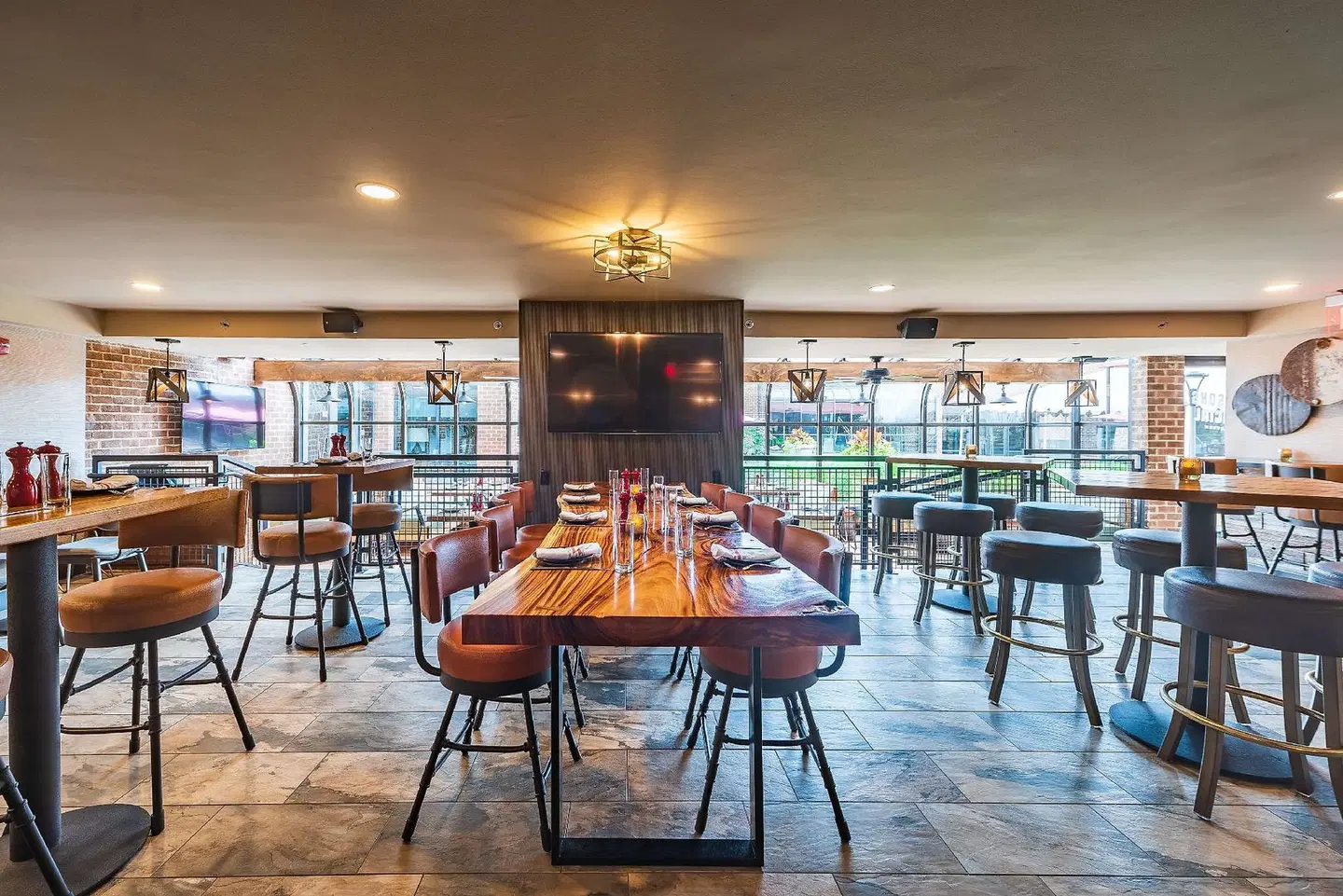 DoubleTree by Hilton McLean Tysons Bar