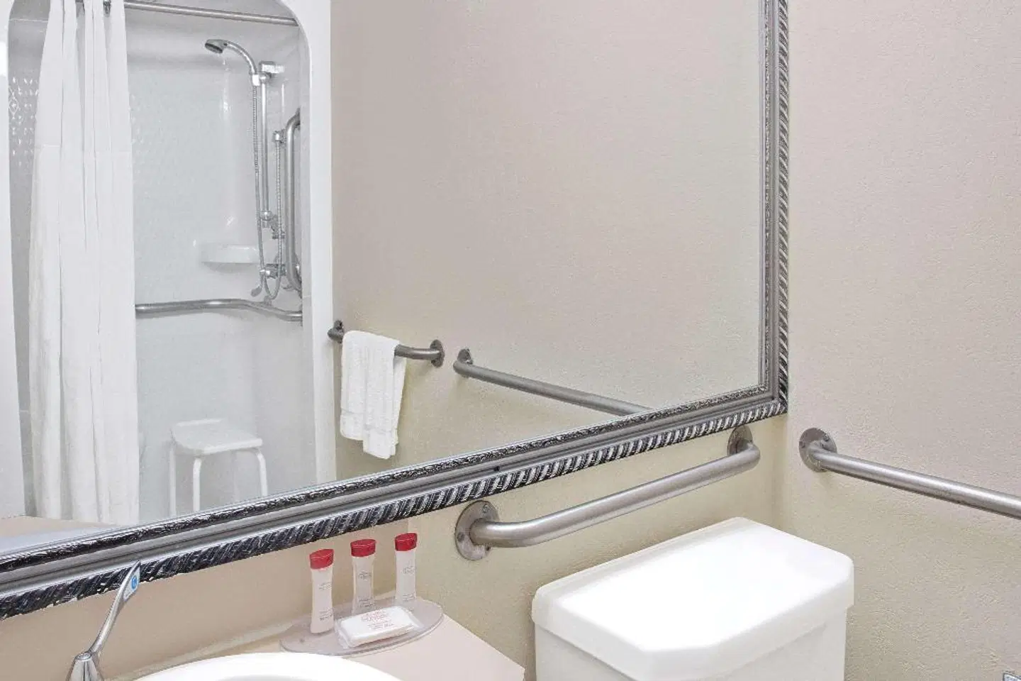 Ramada by Wyndham Houston Intercontinental Airport East Badezimmer