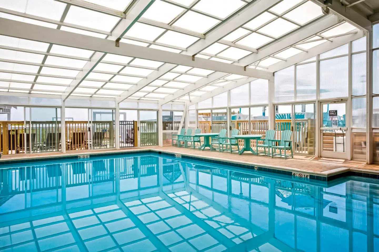 Ramada Plaza by Wyndham Nags Head Oceanfront Hallenbad