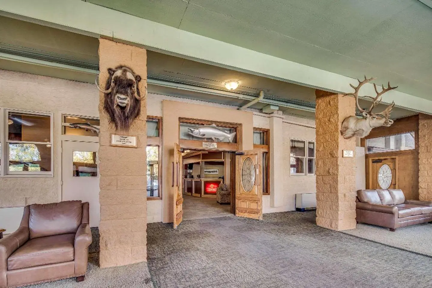 Clarion Hotel & Suites Fairbanks near Ft. Wainwright LOUNGE_LOBBY