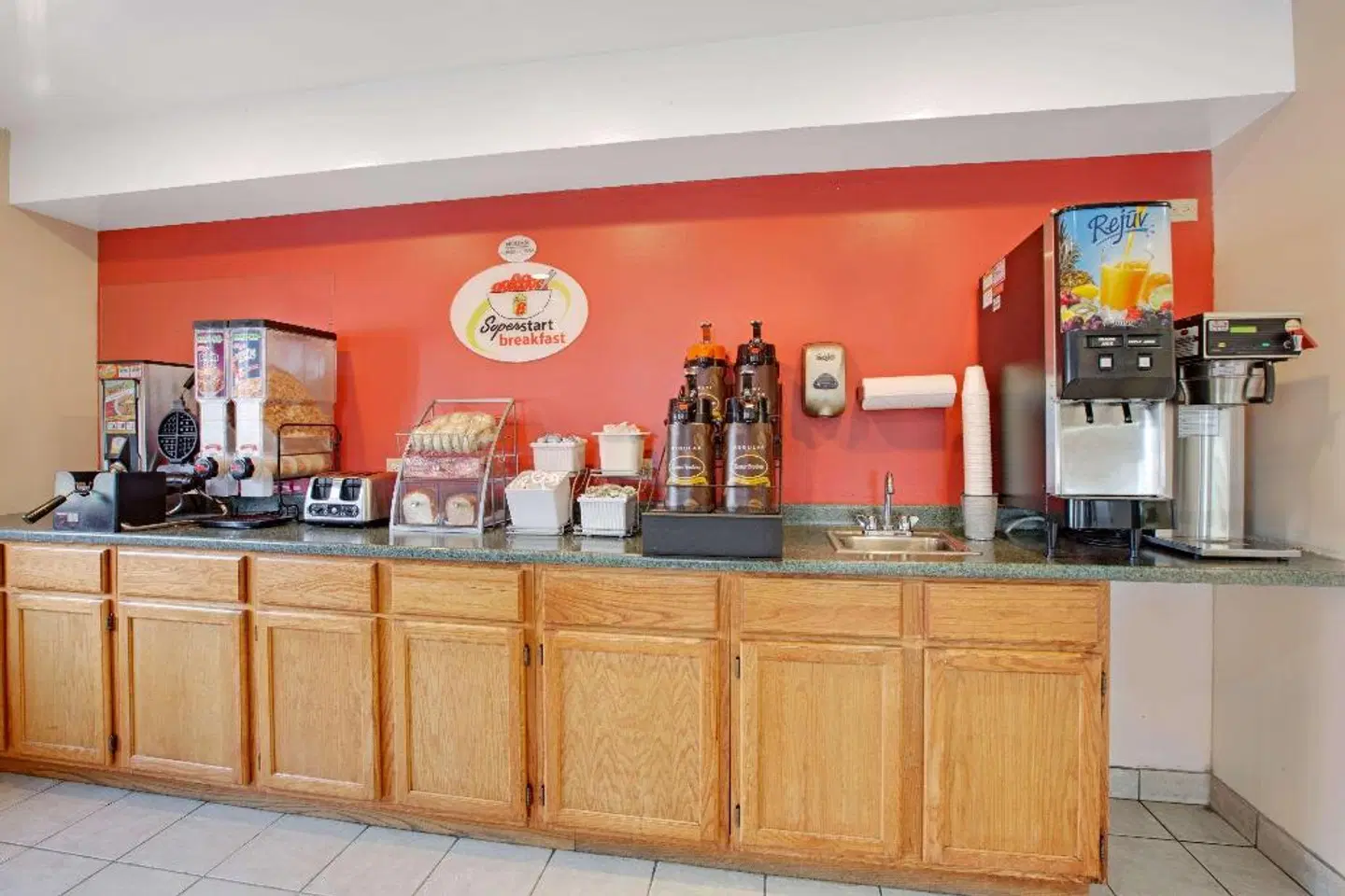 Super 8 by Wyndham Crystal Lake Bar