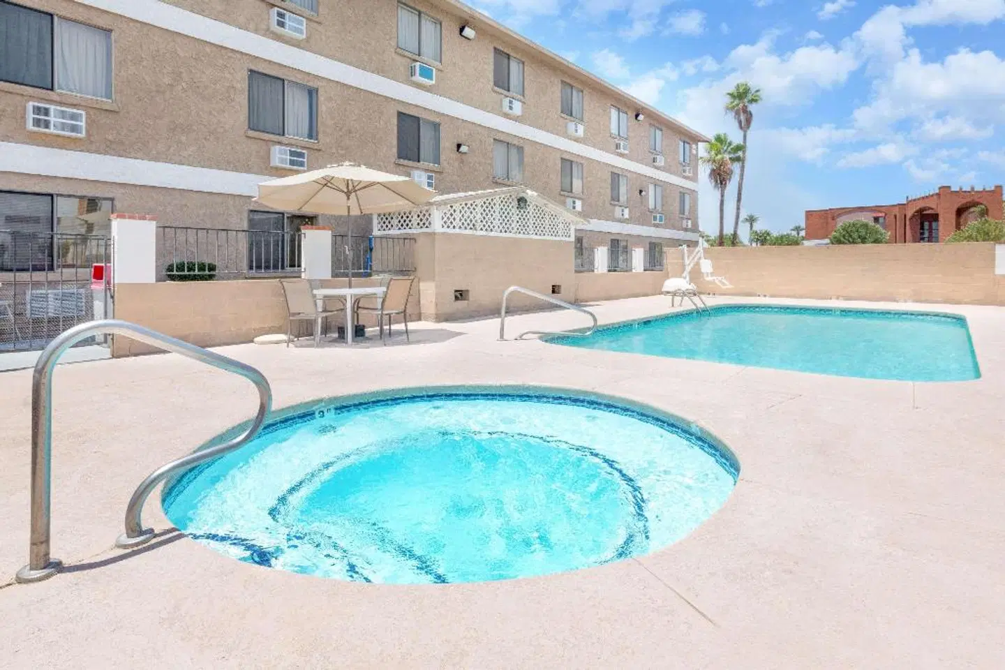 Super 8 by Wyndham Lake Havasu City OUTDOOR_POOL