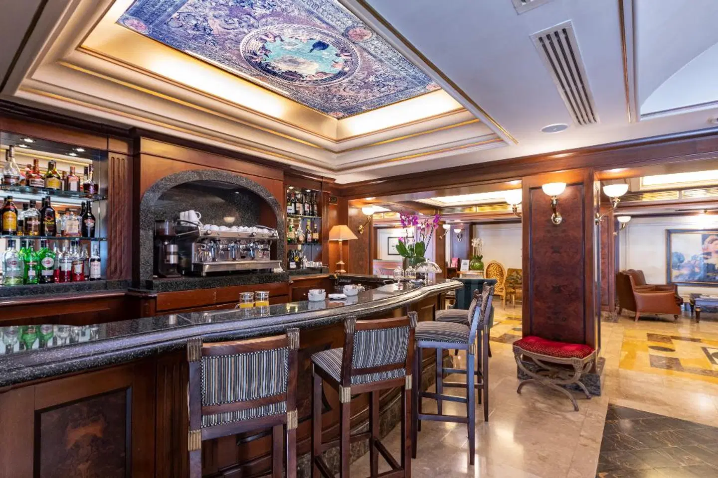 River Chateau Hotel Bar