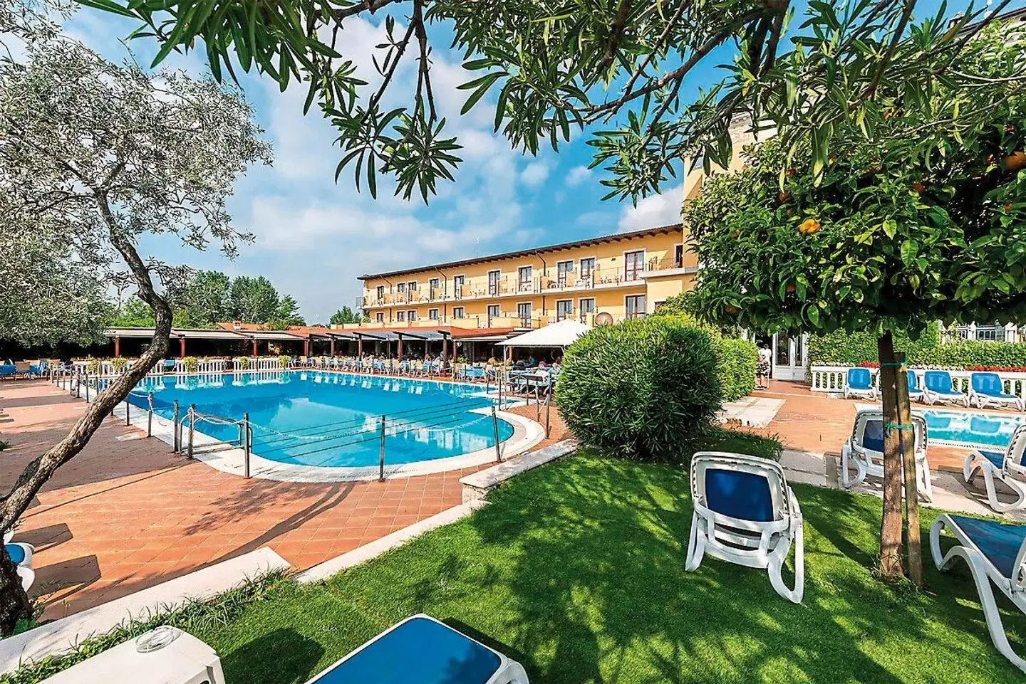 Hotel Regina Del Garda Suite OUTDOOR_POOL