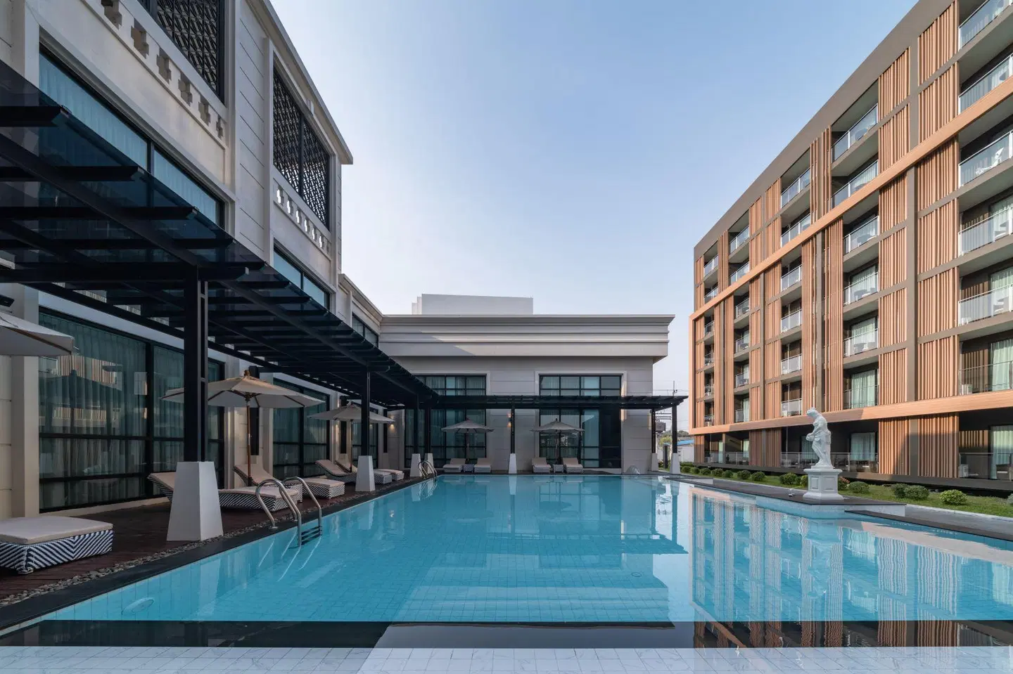 Mandarin Eastville, Pattaya OUTDOOR_POOL