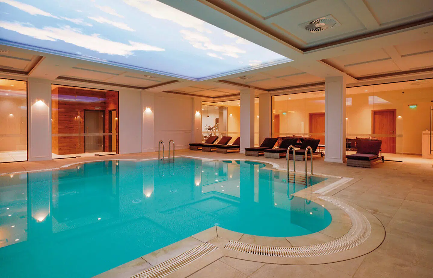 Astor Garden Hotel Hallenbad