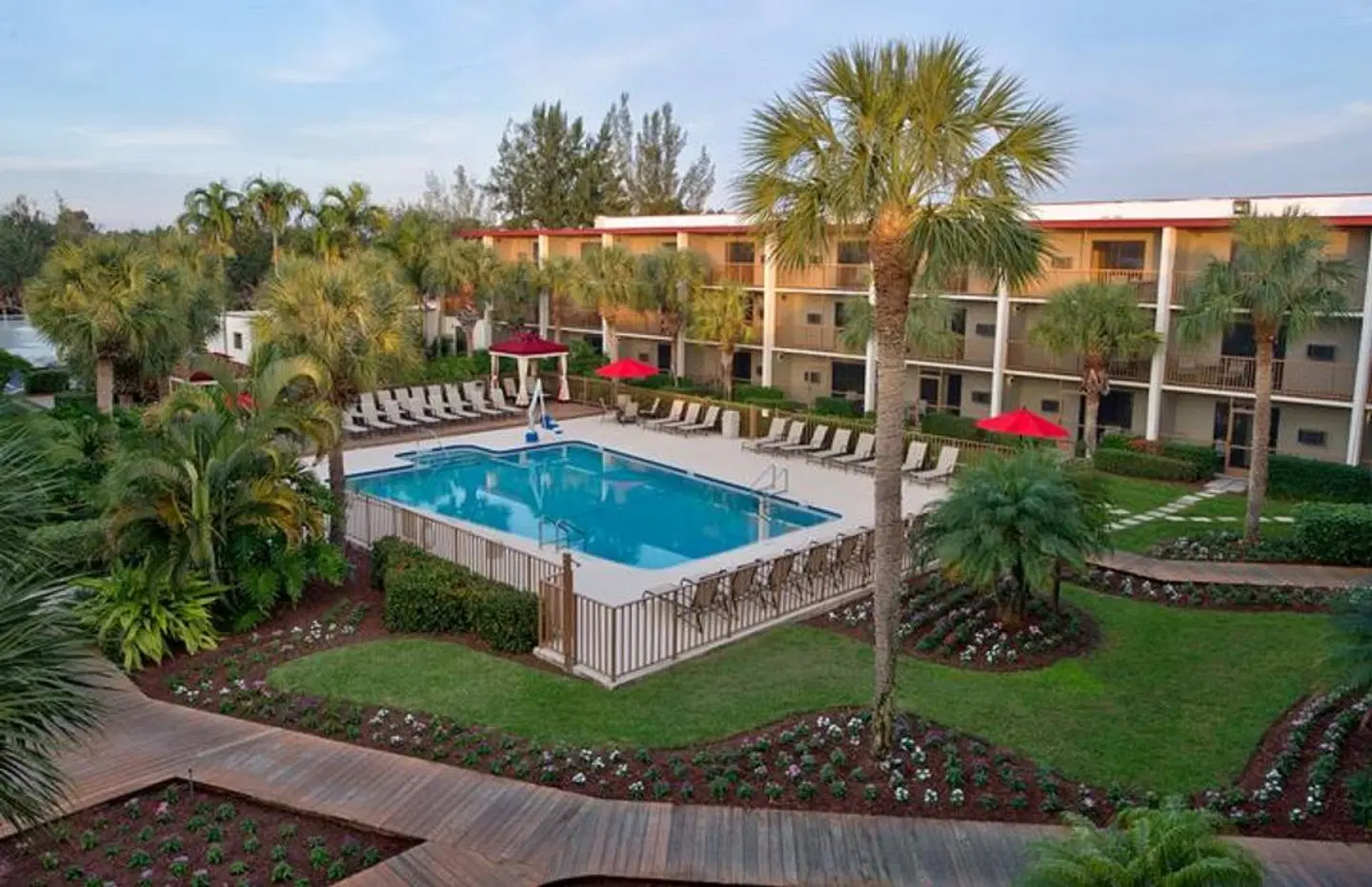 Red Roof Plus & Suites Naples EXTERIOR