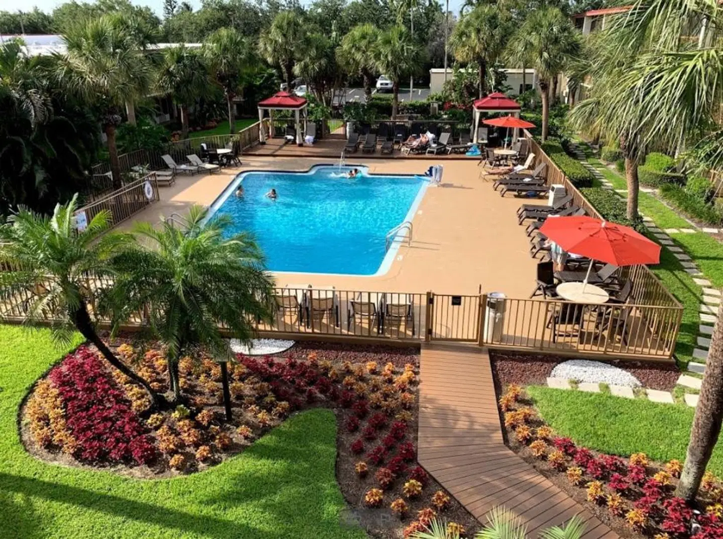 Red Roof Plus & Suites Naples OUTDOOR_POOL