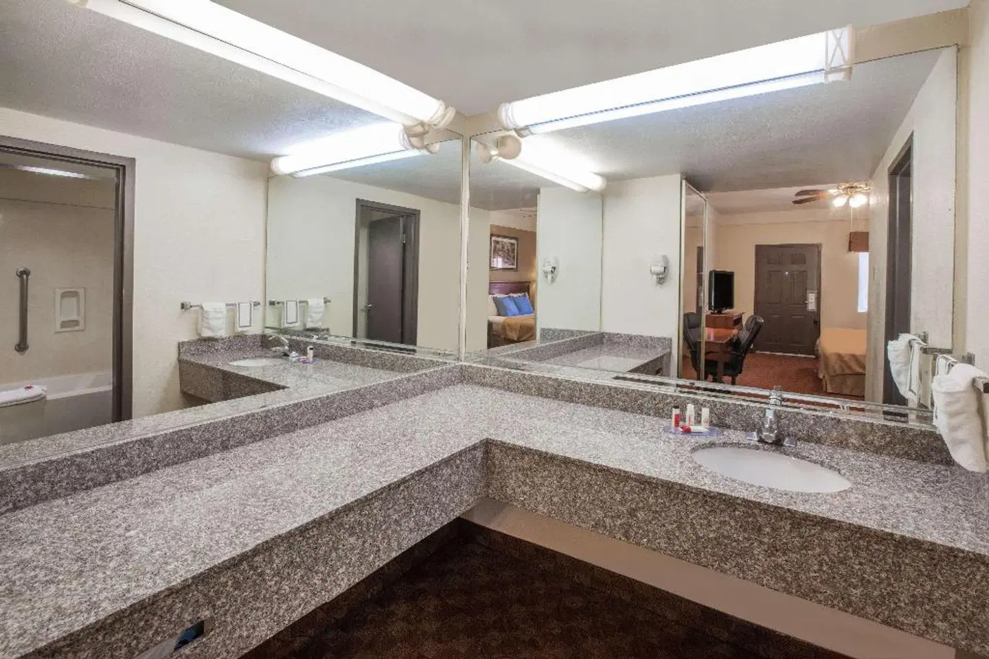 Days Inn & Suites by Wyndham Webster NASA-ClearLake-Houston Badezimmer