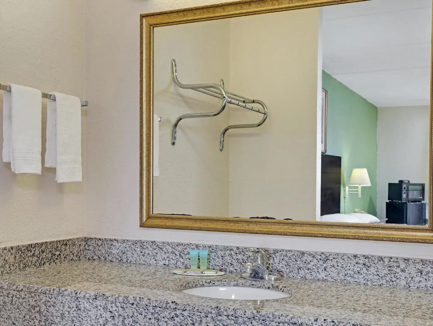 Super 8 Jacksonville South Badezimmer