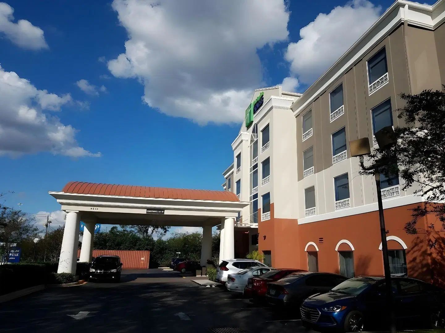 Holiday Inn Express & Suites Tampa-Fairgrounds-Casino EXTERIOR
