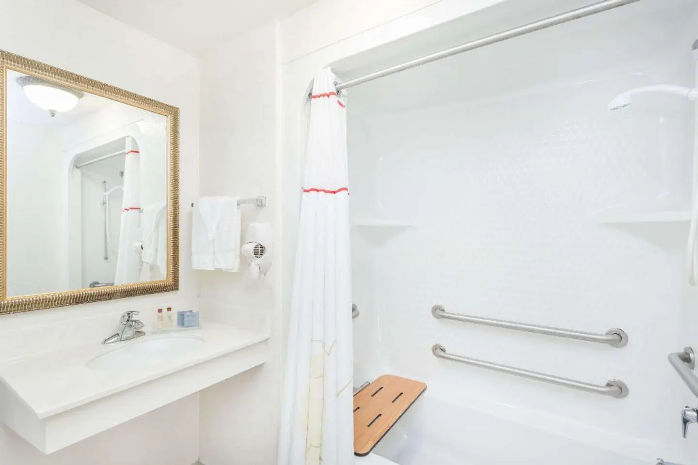 Hawthorn Suites by Wyndham Panama City Beach FL Badezimmer