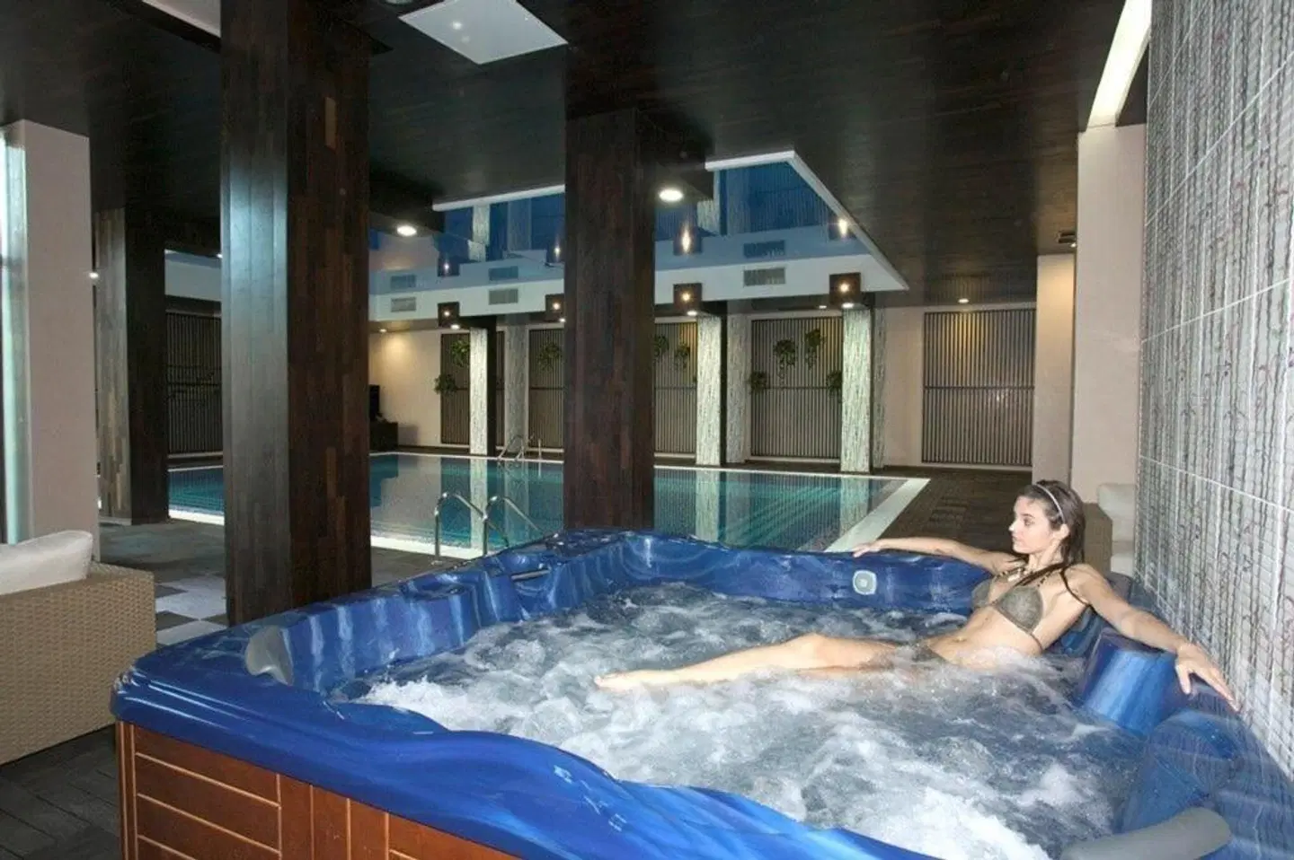 Garden of Eden Complex Hallenbad