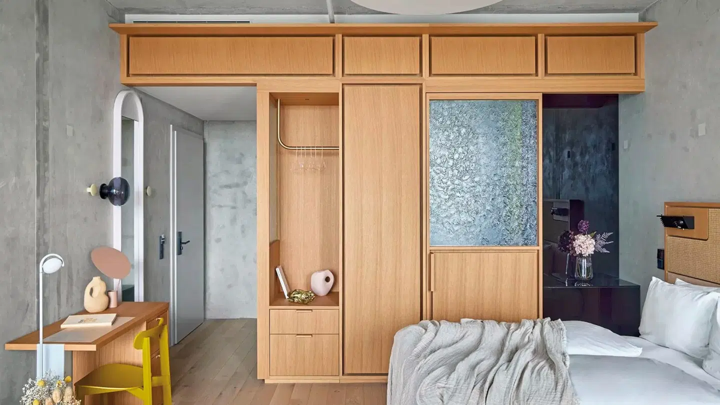 Locke at East Side Gallery - inkl. Ticket NBA Berlin Game ROOM_EXAMPLE