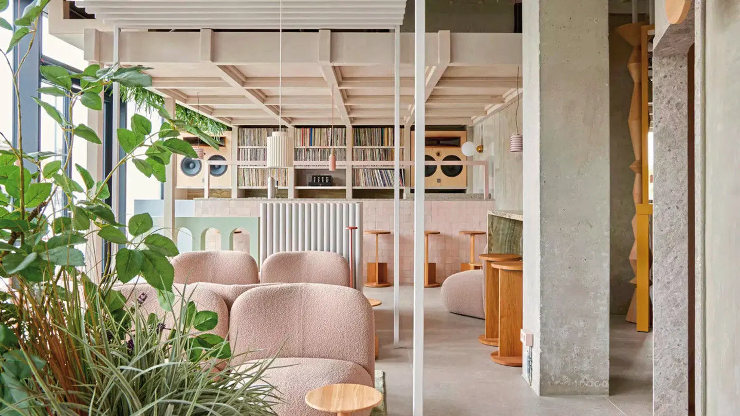 Locke at East Side Gallery - inkl. Ticket NBA Berlin Game Bar