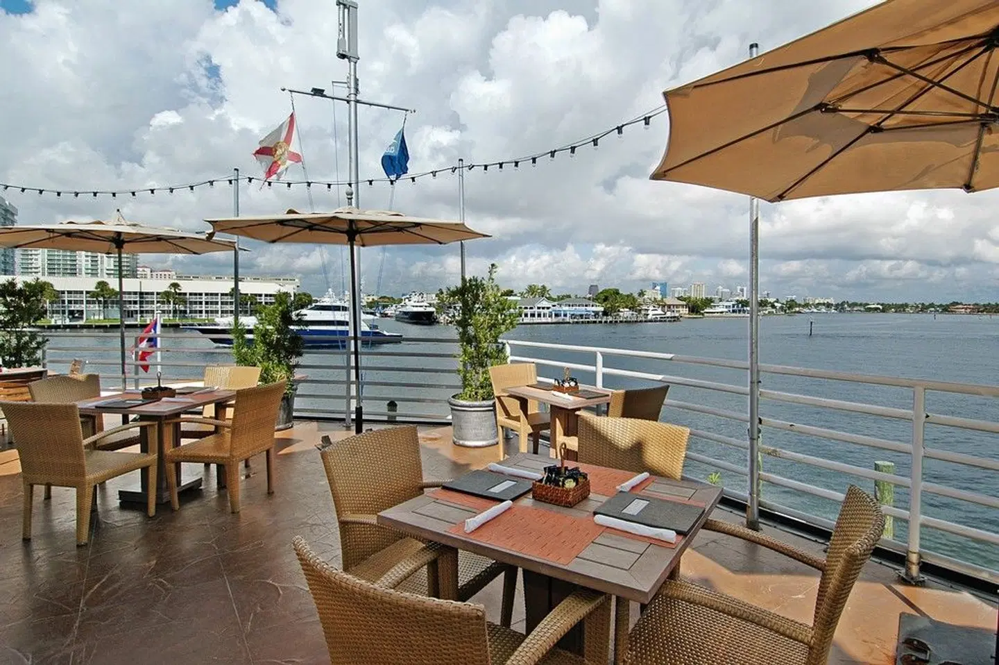 Pier Sixty-Six Hotel and Marina Terrasse