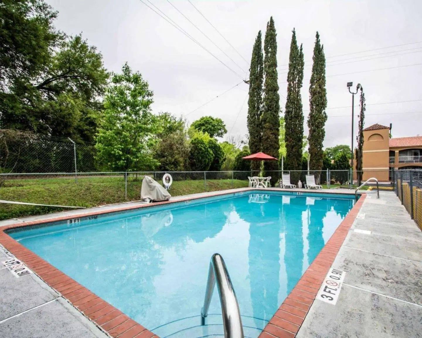 Travelodge by Wyndham Alachua OUTDOOR_POOL